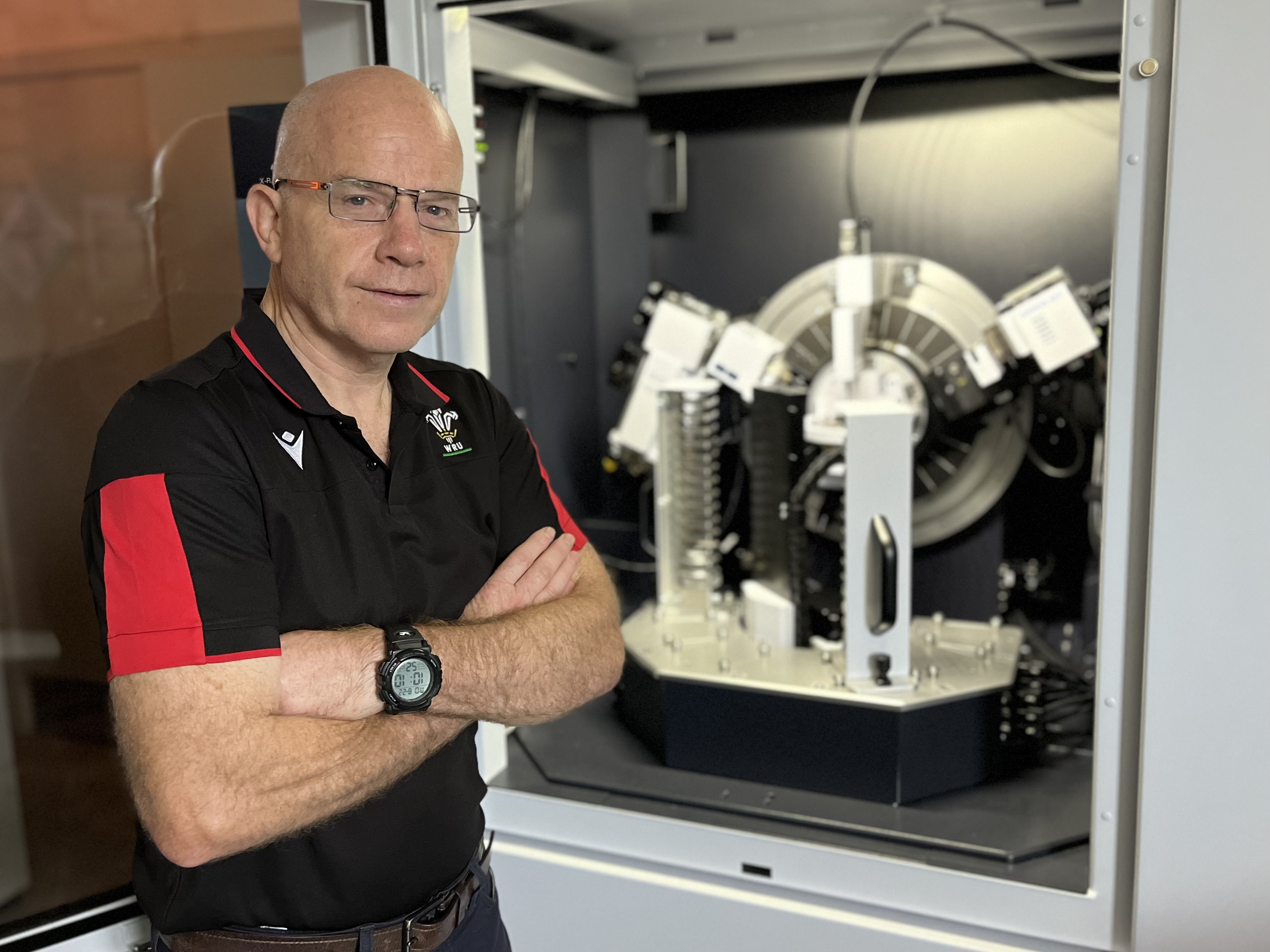 Professor Steve Hiller, who leads the globally leading mineralogy department at The James Hutton Institute, and the new XRD machine.